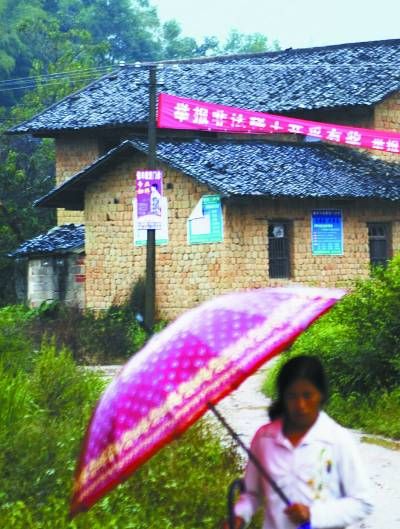 安西鎮(zhèn)通往礦區(qū)的路上，隨處可見打擊非法開采稀土的橫幅。本報記者 鄭萍萍攝