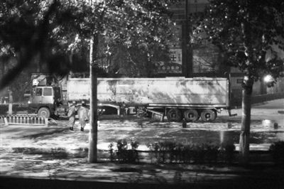 北京油罐車(chē)追尾29噸汽油泄漏 1800人被疏散