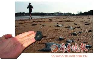 三浴出現(xiàn)的油污。本報記者 張曉鵬 攝