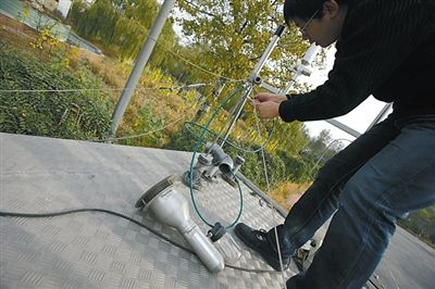 11日，石景山古城，工作人員正在調(diào)試數(shù)據(jù)采集儀器。