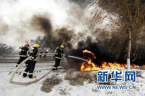 這是消防人員在滅火。新華社記者 彭昭之 攝