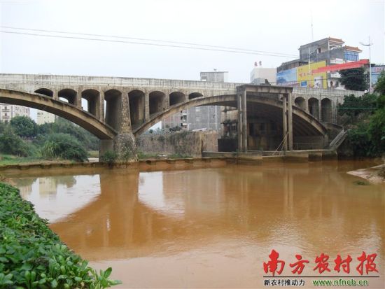 流經(jīng)數(shù)公里后，河水到達(dá)平定橋，仍渾濁不堪