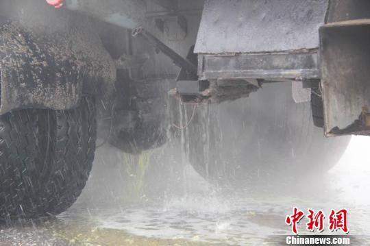 濃鹽酸順著罐體下方多處破裂口外泄。羅執(zhí)平 攝