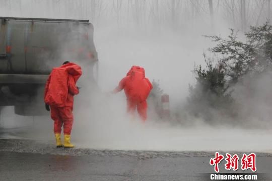 事故地段濃煙彌漫，救援人員查看泄漏點(diǎn)。羅執(zhí)平 攝