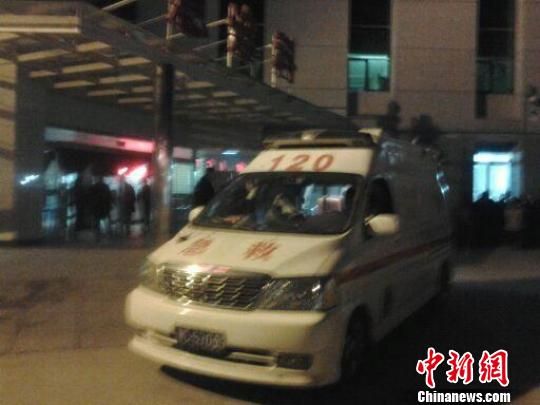 子夜時分，一輛載有三名受傷學生的救護車趕到豐縣人民醫(yī)院。 朱志庚 攝