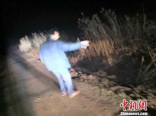 參與救援的田師傅在事故現(xiàn)場向記者講述當時救人經(jīng)過 朱志庚 攝