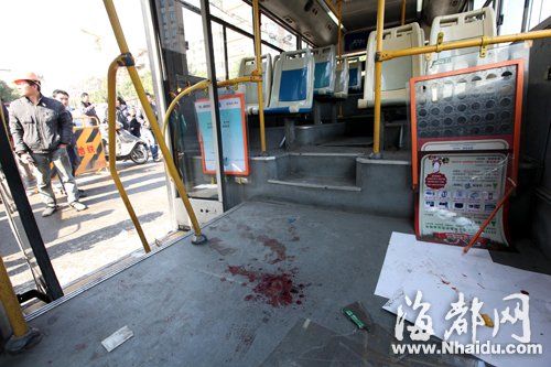 車上乘客不同程度受傷，掛在車上的廣告牌因劇烈震動砸下