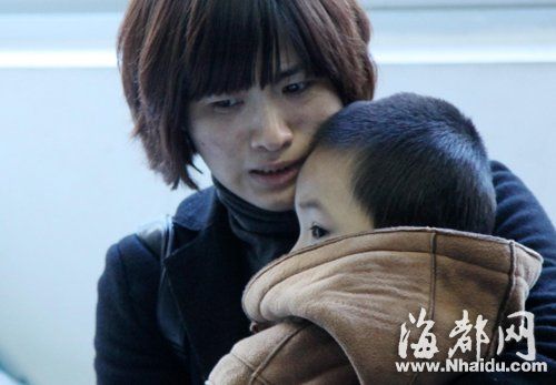 省立醫(yī)院里，這位姓裴的女士抱著驚魂未定的四歲小孩，回憶起剛剛的驚魂一幕，不禁潸然淚下