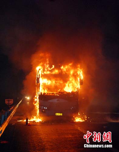 江蘇鎮(zhèn)江大客車突發(fā)自燃30多名乘客逃生（圖）