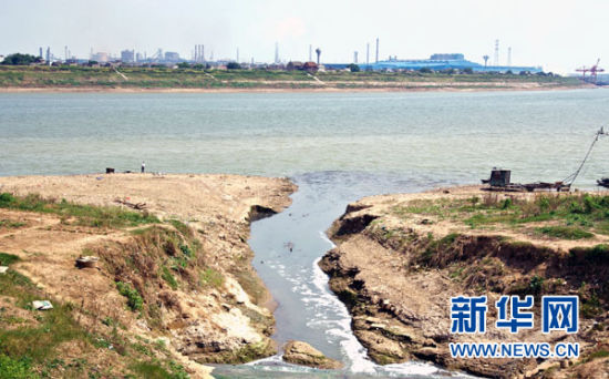 這是位于湘潭唐興橋地區(qū)的排污口（7月29日攝）。新華社記者 白禹 攝