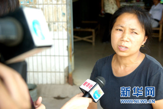 湘潭市竹埠港工業(yè)區(qū)附近的易家村灣塘組村民在接受記者采訪（7月29日攝）。