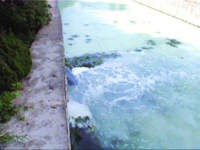 “牛奶”就是從這處雨水管道排進(jìn)百家湖的。資料圖