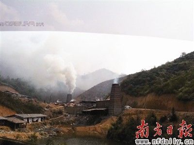 3臺熔煉爐矗立在低洼處，滾滾黑煙籠罩整片山坳。