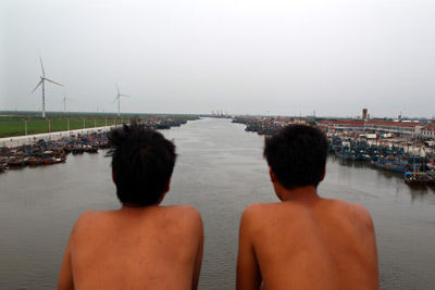 2011年8月28日，山東壽光市羊口鎮(zhèn)。捕魚船停在小清河進(jìn)入渤海的口岸。牛光 攝