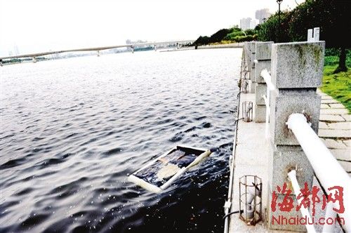 閩江公園南園沿線，閩江混雜污水，漂著垃圾，散發(fā)出腥臭