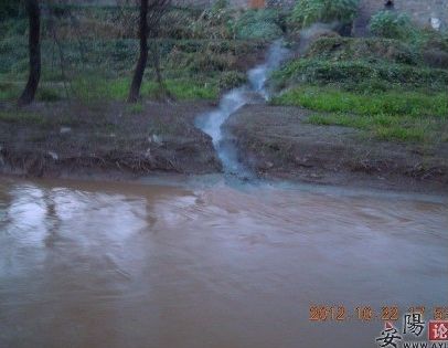 陵陽鎮(zhèn)亞鑫集團排出的污水。（圖片來自安陽論壇）