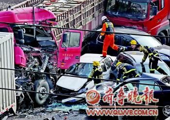 26日中午，消防官兵正在事故現(xiàn)場(chǎng)搜救被困人員?！”緢?bào)記者 郭建政 攝