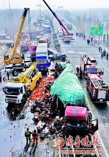 事故路段，上百輛車(chē)相撞，現(xiàn)場(chǎng)慘烈。 　　本報(bào)記者 郭建政 攝
