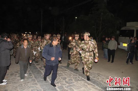 泰山火災(zāi)：千余人風(fēng)中力滅山火過(guò)火3畝無(wú)人傷亡