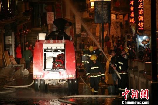 消防官兵使用高壓水槍滅火。楊華峰攝