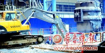 2月20日23時30分，鞍鋼重型機械公司鑄鋼廠發(fā)生噴爆事故，這是事故現(xiàn)場。 新華社發(fā)本報