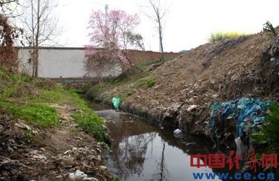 散發(fā)著刺鼻臭味的污水從白云紙業(yè)北側(cè)圍墻處流出。