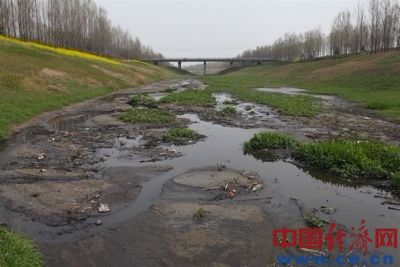 污水在河道中流淌、蔓延、下滲，已經(jīng)污染了附近村民賴以生存的地下水源。