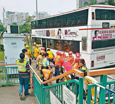 九巴在屯門龍門路沖上巴士站造成1死5傷，被壓在車底女事主救出送院不治。 星島日?qǐng)?bào)圖