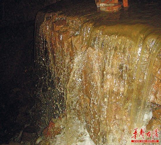 從這里排出的污水呈黃褐色，氣味刺鼻。