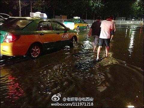 8月1日，降雨結(jié)束后，西安多條街道積水嚴(yán)重。