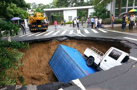 深圳暴雨引發(fā)地陷 5米深坑連吞兩輛貨車(圖)