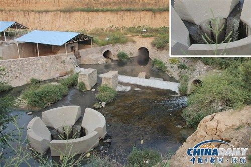 污水處理廠兩個進(jìn)水口排出的黑色污水和另一個排水管所排出的水中和后進(jìn)行排放。