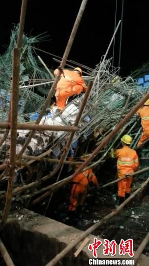 圖為救援人員正在尋找被埋者。 劉金友 攝