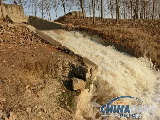 在新墨河邊記者看到，新沂市城市污水處理廠南排放口米黃色污水洶涌新墨河，激湍如瀑，場面壯觀。