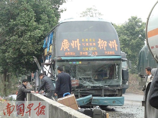 一聲剎車大客車側翻在地致3死5傷 事發(fā)金秀三江鄉(xiāng)