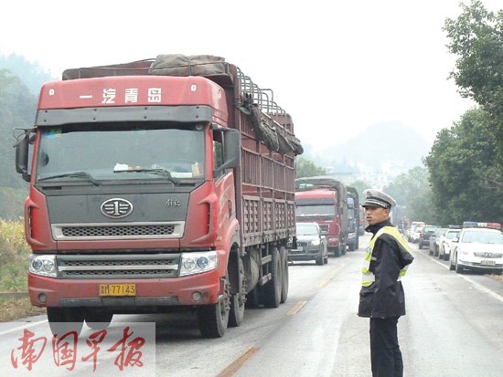 一聲剎車大客車側翻在地致3死5傷 事發(fā)金秀三江鄉(xiāng)