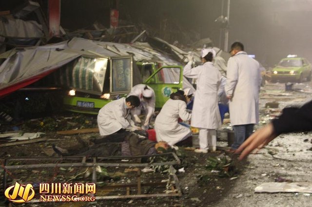 四川瀘州摩爾商城發(fā)生爆炸 致旁邊車(chē)站倒塌