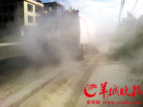 灑水車開過，激起粉塵 羊城晚報(bào)記者 李永 攝
