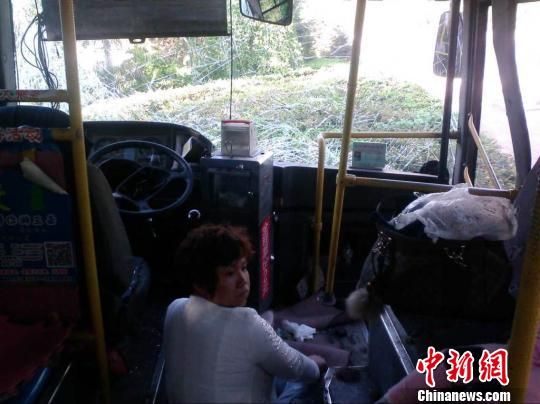 哈爾濱兩輛公交車(chē)相撞致名21乘客入院 解培華 攝