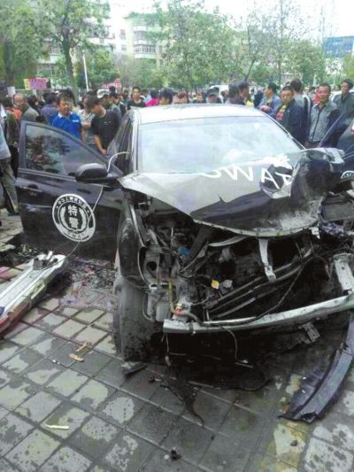 被撞的特警車。讀者吳先生供圖
