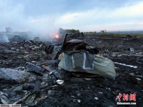 　7月17日，據(jù)路透社消息，馬來西亞一架載有295人的777客機在烏克蘭靠近俄羅斯邊界墜毀。圖為馬航波音777客機在頓涅茨克地區(qū)墜毀的現(xiàn)場。