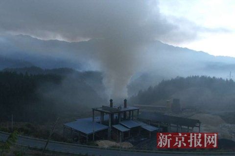 污染企業(yè)排放煙塵。當(dāng)?shù)鼐W(wǎng)友供圖
