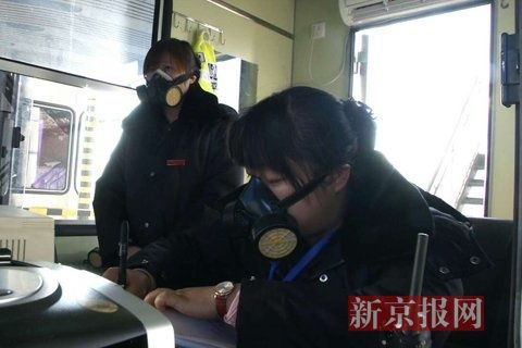 收費(fèi)員戴防毒面具上班。當(dāng)?shù)鼐W(wǎng)友供圖