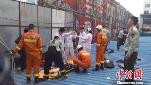 廣西桂林市中心一建筑發(fā)生1女3男墜落事件