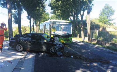 昨日7時許，密云縣密古路，一輛“冀H”牌照小轎車駛?cè)肽嫘械?，與一輛公交車相撞。視頻截圖