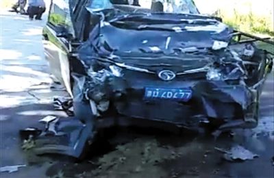 轎車車頭幾乎被撞碎，引擎蓋被撞折，前保險杠和左前側(cè)車門均被撞脫落。視頻截圖