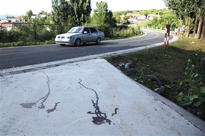 事發(fā)處為雙向兩車道，且為彎道。昨日下午，地面上仍殘留著兩道血跡。新京報實習(xí)生 盧淑嬋 攝