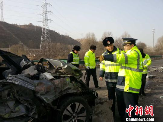 圖為路政執(zhí)法人員正在現(xiàn)場勘查。 裴生榮 攝