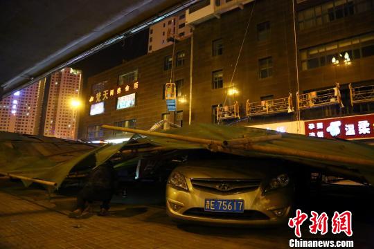 圖為倒塌的腳手架 羅云鵬 攝