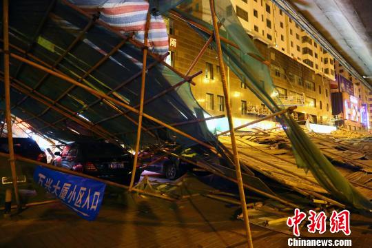 圖為被埋壓在腳手架下的車輛 羅云鵬 攝